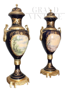 Coppia di grandi vasi cassolette in porcellana Sèvres con bronzi, XX secolo                            