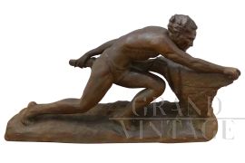 Uomo su barca, scultura di Ugo Cipriani