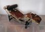 Bauhaus-inspired golden chaise longue in cowhide