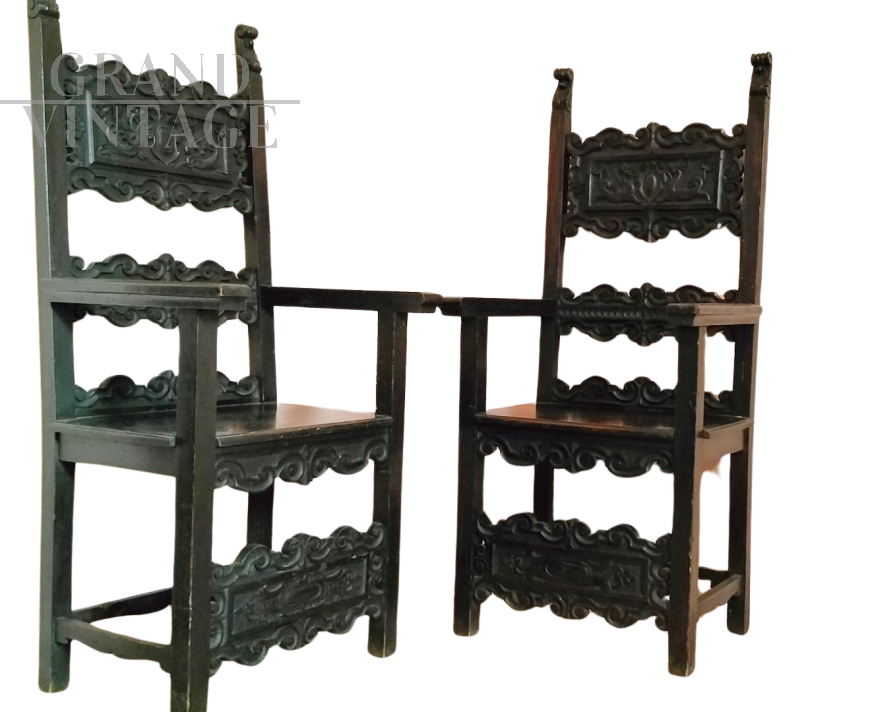Coppia di grandi sedie seggioloni antichi scolpiti dei primi dell'800                            