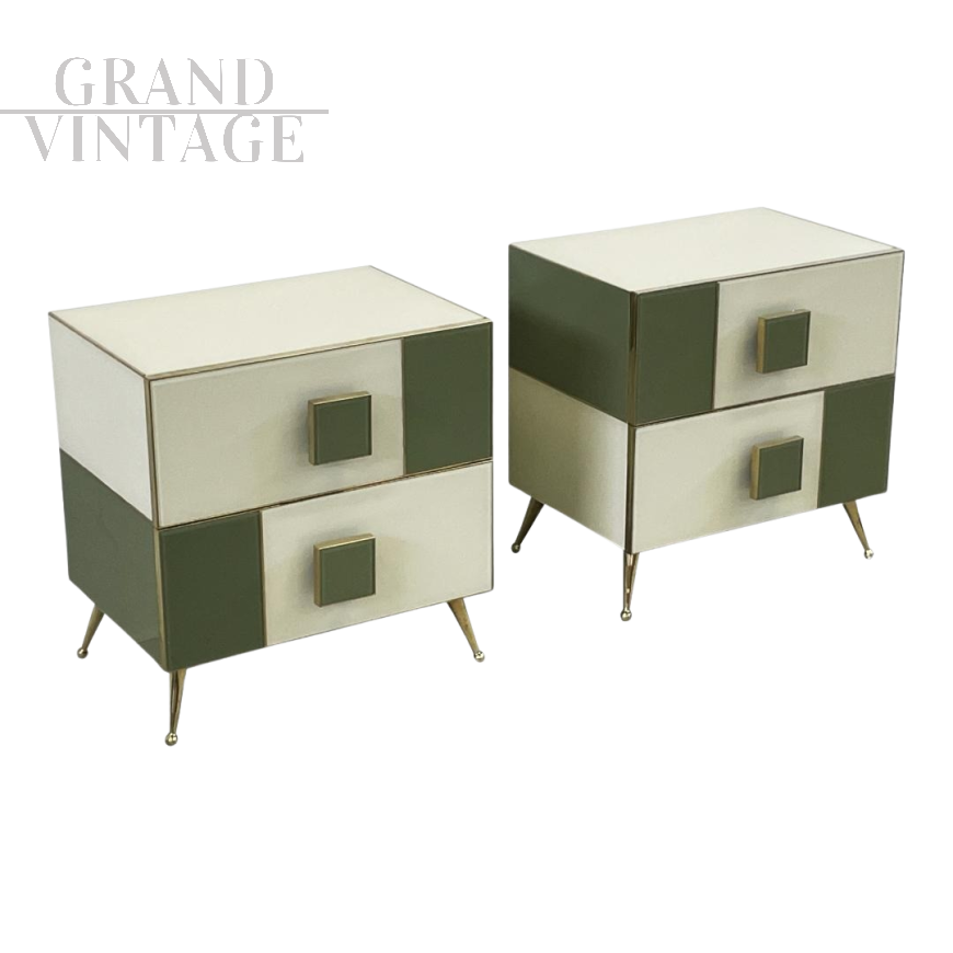 Coppia di comodini stile vintage in legno e vetro bianco e verde                            