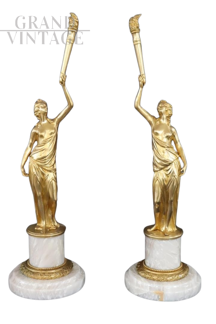 Coppia di figure femminili scultoree in bronzo dorato e alabastro                            