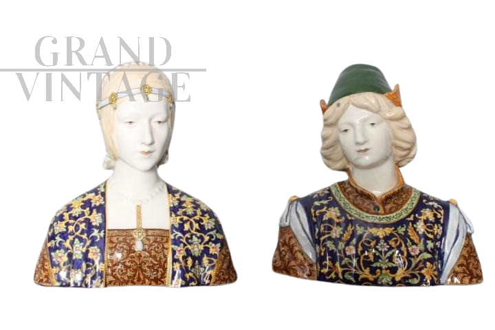 Coppia di sculture in maiolica di Minghetti con busti di personaggi rinascimentali                            