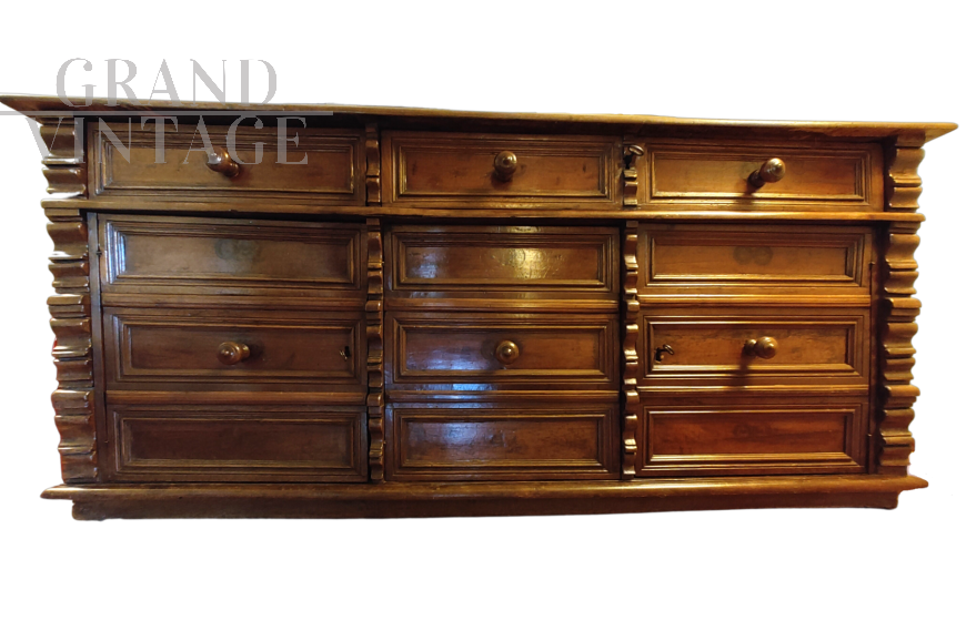 Grande credenza mobile canterano italiano del '600 in noce                            