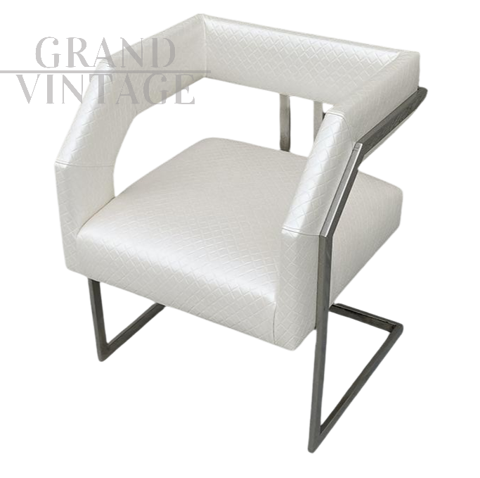 Poltroncina design moderna in ecopelle bianca, fine '900                            