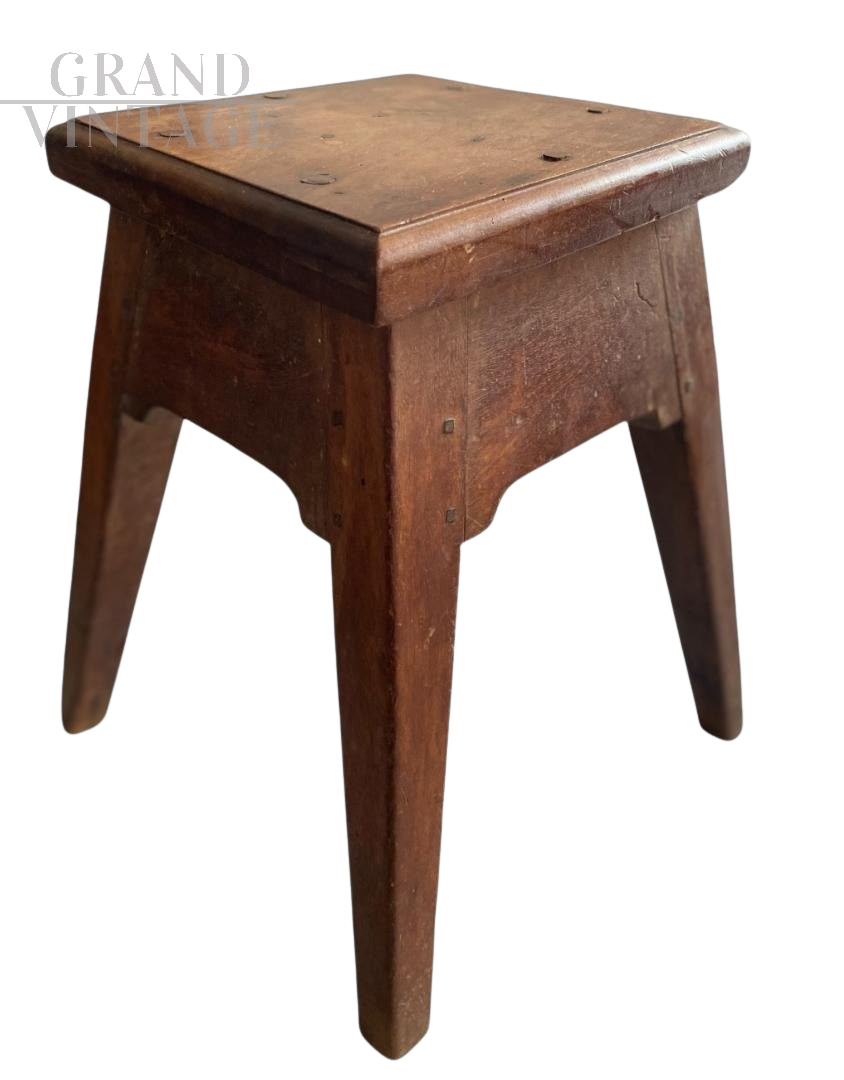 Sgabello rustico antico                            