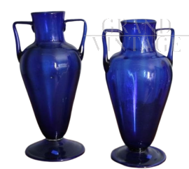Coppia di vasi ad anfora liberty in vetro di Murano blu cobalto                            