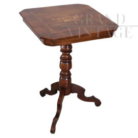 Tavolino da appoggio intarsiato in stile antico                            
