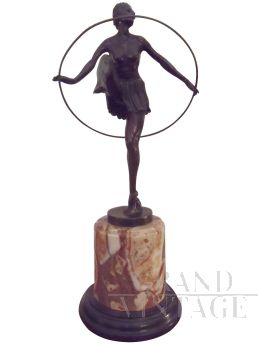 Scultura ballerina con cerchio