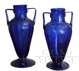 Coppia di vasi ad anfora liberty in vetro di Murano blu cobalto                            