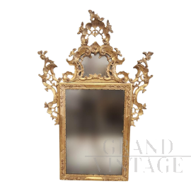 Grande specchiera veneziana in stile Luigi XV in legno intagliato e dorato                            