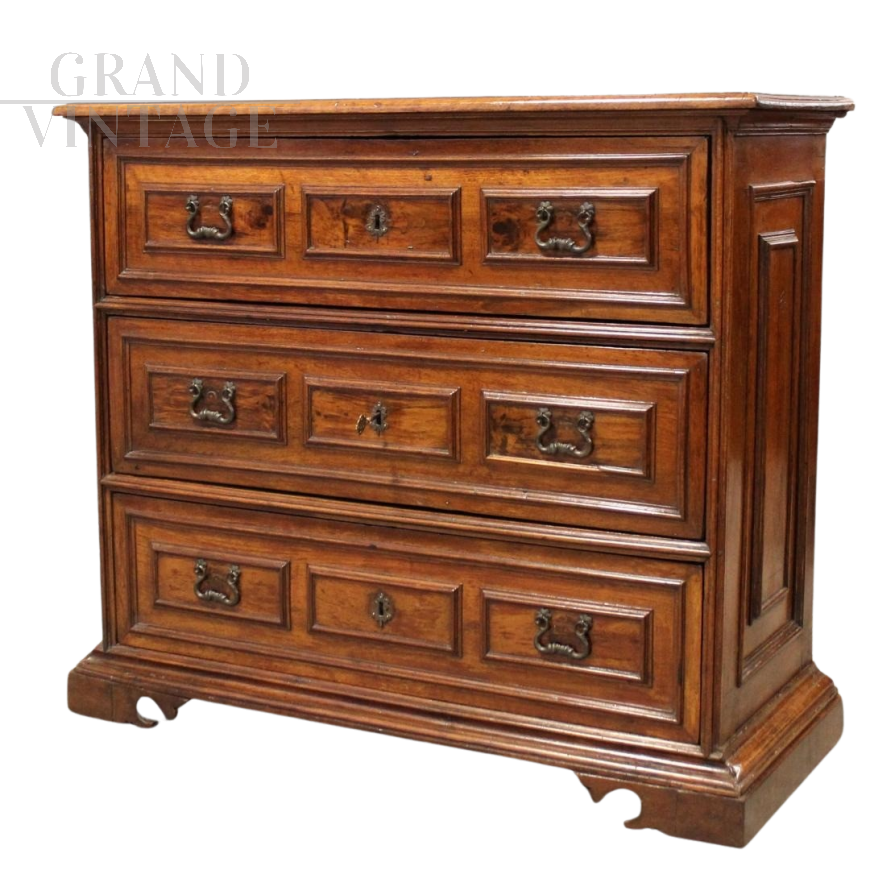 Antique Italian chest of drawers from the 17th century in walnut