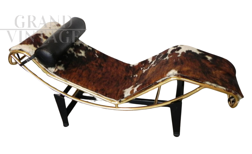 Bauhaus-inspired golden chaise longue in cowhide 