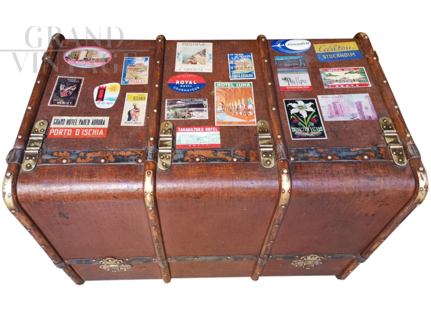 Travel trunk with drawers