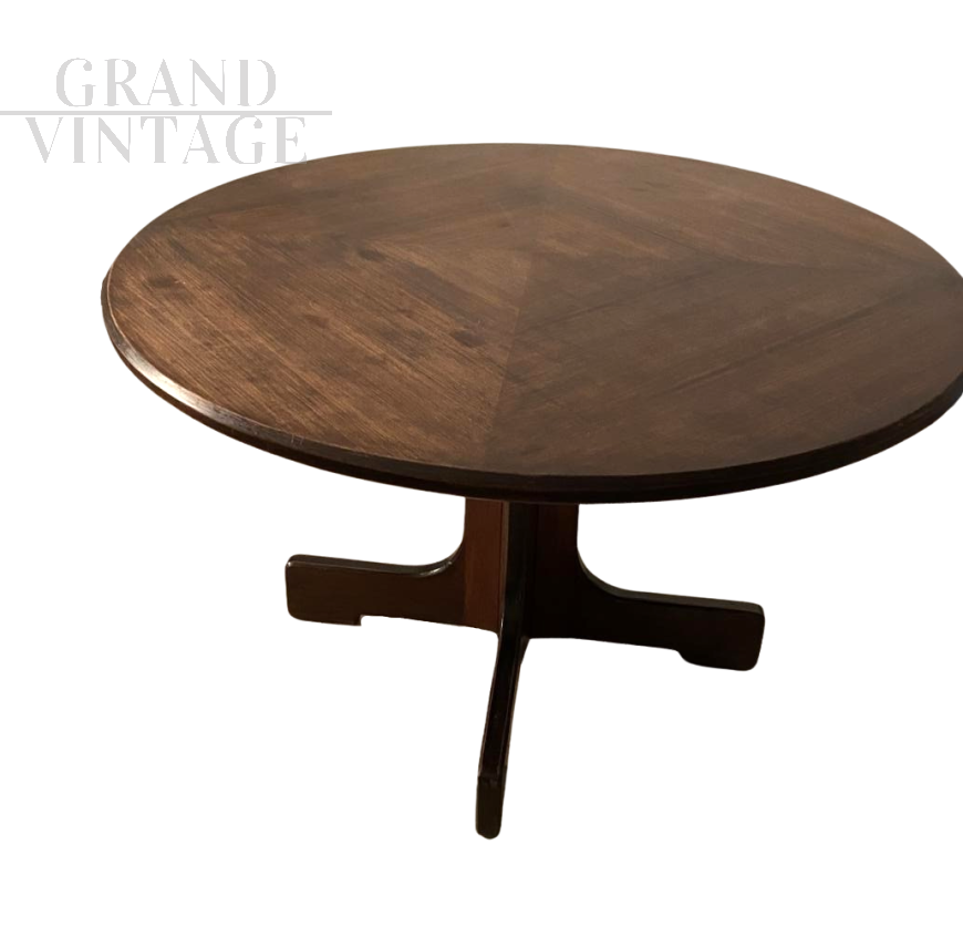 Round table designed by Gianfranco Frattini